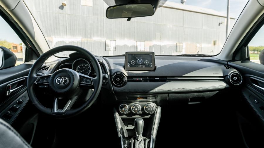 Торпедо Toyota Yaris XLE Hatchback 2019 года  (NA) (фото 34 из 40)